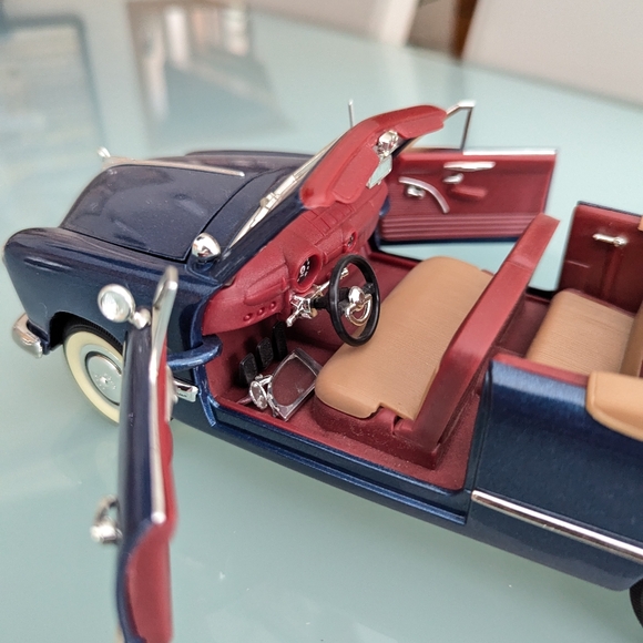 Mira Solido 1949 Ford Convertible Scale 1/18 Die Cast Model Car - Blue - Picture 10 of 12